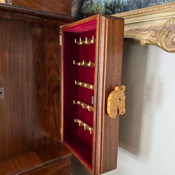 🐎Rare Vintage Large Solid Oak
Hand Carved Horse Lovers
Dream Jewlery Armoire - Picture 6 of 11